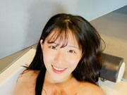 Koreanische Schönheit mit großen Brüsten beim Baden