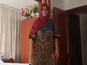 Arabische Schlampe mit rotem Hijab