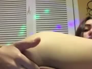 Teenager spielt mit ihrer Muschi