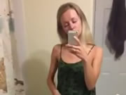 Blonder winziger Teenager spielt mit Muschi